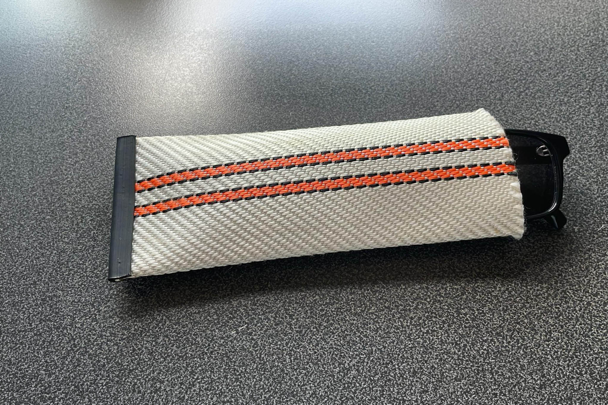 Echte Einsatz-DNA: Die handgefertigte Brillenhülle aus Feuerwehr-C-Schlauch