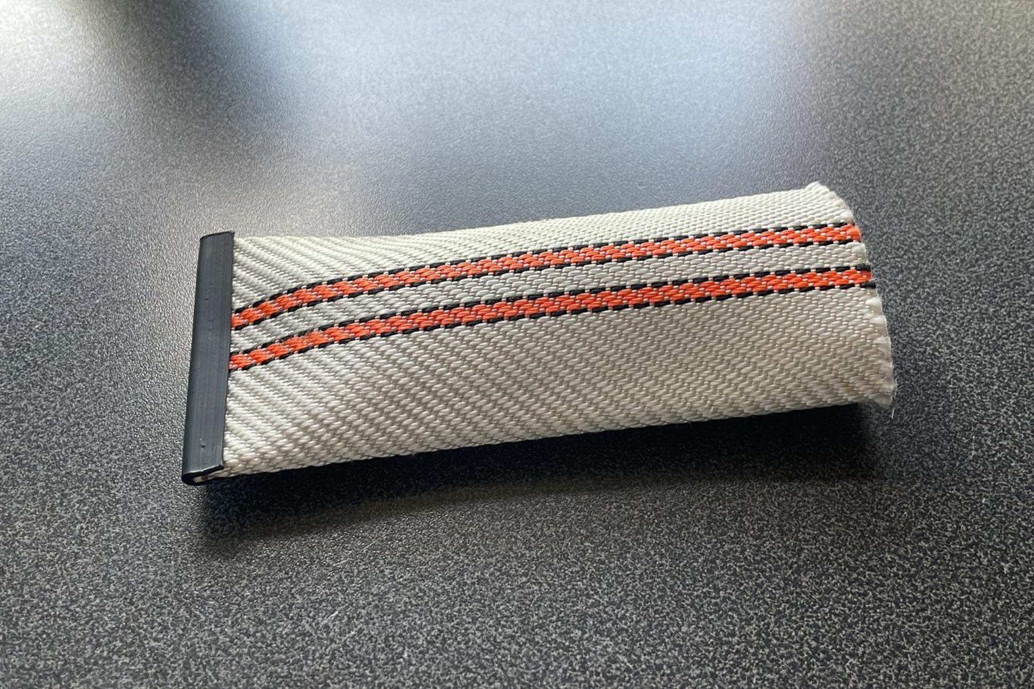 Echte Einsatz-DNA: Die handgefertigte Brillenhülle aus Feuerwehr-C-Schlauch